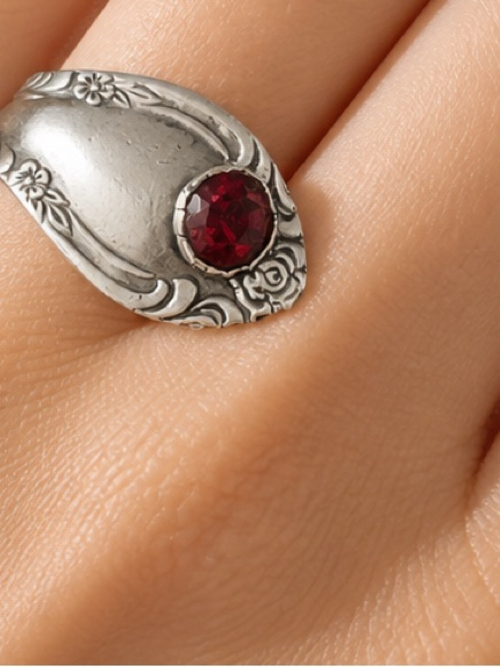 Reed & Barton Spoon Ring – Red Crystal & Floral Engraved Stainless Steel, Size 7 - Picture 8 of 14